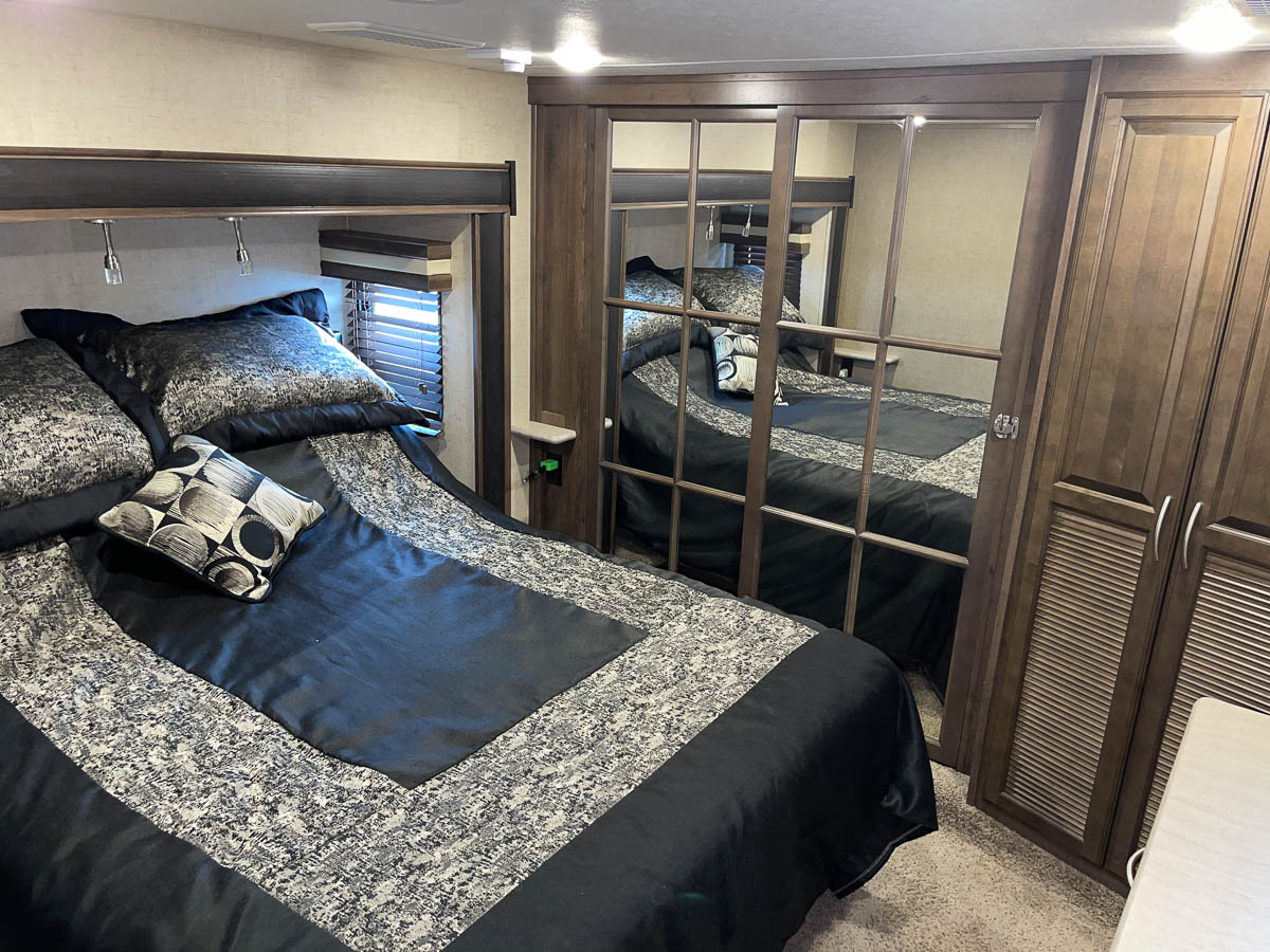 2019 KZ RV Venom 3911TK Bedroom